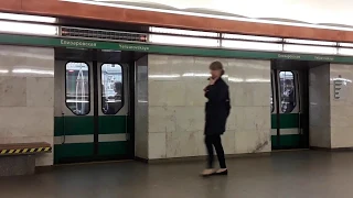Зелёный вагон на станции Елизаровская