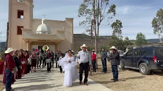 Hugo y margarita saliendo de misa