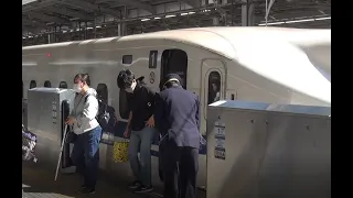 【新幹線が愛される理由が分かる映像】技術だけでない日本人の心　交代車掌の動作