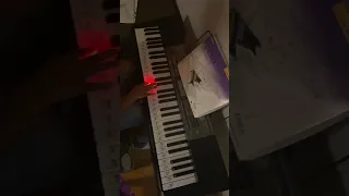 Yon timoun kap jwe sexy chocolat nan piano