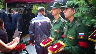 На похоронах Кобзона цветами устлали все Востряковское кладбище