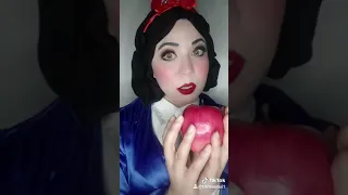 snow white eating apple scene 🍎🍎