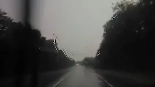 Курская область молния чуть не попала в автомобиль.