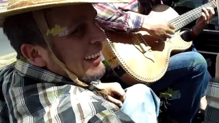 Calibre 50 se hacen pasar por cantantes callejeros en Guadalajara