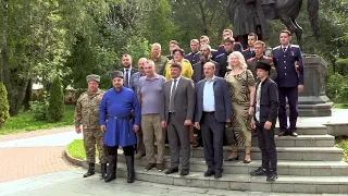 Казаки СКВРиЗ возложили цветы к памятнику атаману Матвею Платову в Москве