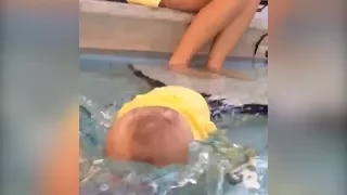 Baby fällt kopfüber in Pool, doch die Mutter reagiert nicht