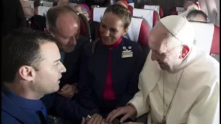 Matrimonio papal: Francisco casa en el avión a dos asistentes de vuelo