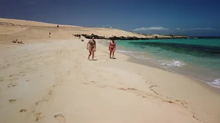 Фуэртевентура. Корралехо. Плайя дель Моро. Fuerteventura. Corralejo dunes and Playa del Moro beach.