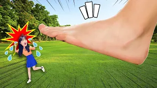 으악! 거대한 발바닥이 유라를 쫓아와요! 유라 살려~ Giant feet [유라]