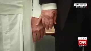 Donald Trump tenta pegar na mão do Papa Francisco e leva um tapa na mão lol