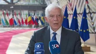 Borrell: "Togliere restrizioni a uso di armi di Kiev", Salvini risponde "È un bombarolo"