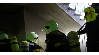 Feuerwehr Krems - Zehn Bewohner bei Wohnungsbrand gerettet - 25.12.2016