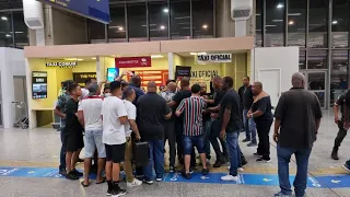 Torcida agride covardemente seguranças do Fluminense e cobra Felipe Melo e Abel Braga