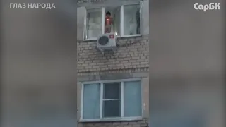 Мальчик поджигает квартиру