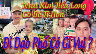 Nsut Kim Tiểu Long và Trương Vinh Dẫn Bà Cháu Cô Bé Tí Hon Đi Dạo Phố ? Quá Ấm Lòng