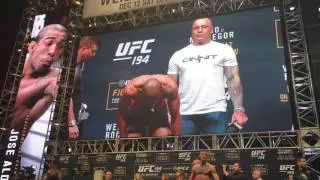 UFC 194: Conor McGregor vs Jose Aldo staredown