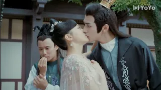 Ugly wife suddenly becomes beautiful, and the king presses her against the wall for a hot kiss.