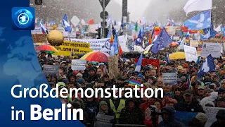 Tausende Menschen bei umstrittener Großkundgebung in Berlin