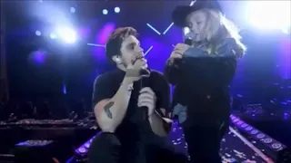 Luan Santana cantando com criança no palco - Quando a Bad Bater