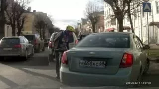 Разборка в пробке. Автомобиль зацепил велосипедиста. Тверь 17.04.2015