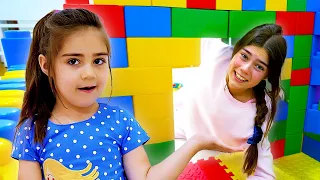 Nastya dan Artem membantu Mia membangun rumah Lego | Tantangan seru - 24 jam di rumah Lego