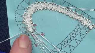 Working a pivot in Chrysanthemum and Brugge Flower bobbin lace
