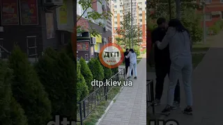 Київ. Осокорки. Дуже агресивний чоловік вів свою жінку.... . Ми просимо чоловіків не насилити жінок