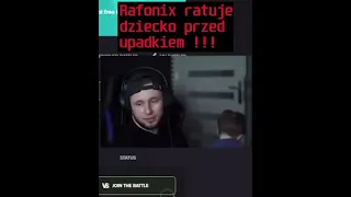 Rafonix ratuje dziecko przed upadkiem