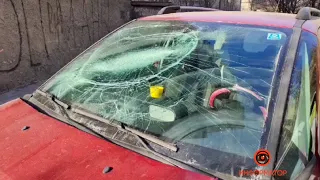 Кот упал с 6 этажа на автомобиль и разбил стекло