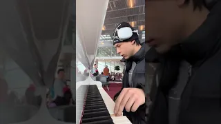 Pianist Shows True Talent In Public! (@friqtao)