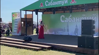 Певица из Татартсана Гульназ Султанова исполнила на якутском языке хит певицы Далааны «Чэмэлиинэ»