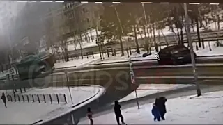 Видео не для слабонервных! В Сургуте на пешеходке машина сбила ребенка