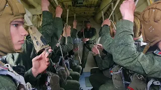 Ребята совершают первый прыжок с парашютом . ВДВ .The first parachute jump