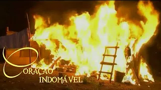 Coração Indomável - Eusébio coloca fogo na cabana de Maricruz, e Seu Ramiro morre queimado.