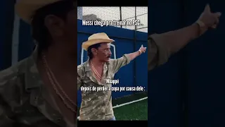 Mbappé  vendo Messi chegando no treino do PSG (meme)