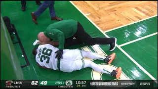 Marcus Smart falls down and SEVERELY injured his knee