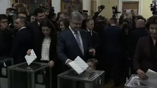 Ukraine's presidential elections: Poroshenko casts his vote