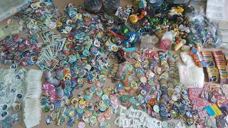 Una Caja Grande Con Varios Kilos De Tazos Y Promocionales De Antes