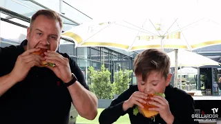 Paul grillt saftige Burger auf dem WEBER Pulse 2000 Elektrogrill | Grillardor Kids