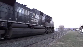 Short NS intermodal blasts through Macungie, PA!