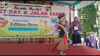 Fashion Show baju adat Papua anak kelas KB Ananda Mandiri Slawi - Juara 1 fashion show baju adat
