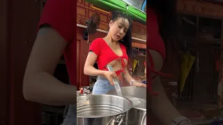 Funny Chef Serves Delicious Pork Noodle Soup - Thai Street Food