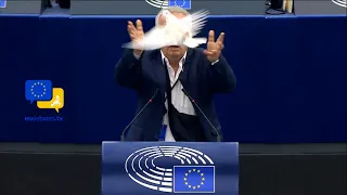 Slovakian MEP pulls dove from bag and frees it as ‘symbol of #peace’ in the European Parliament!