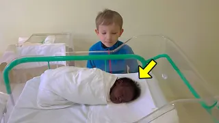 Un Niño Ve A Su Hermana Negra Por Primera Vez, ¡Y Hace Un Descubrimiento Asombroso!