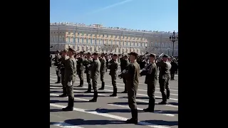 Тренировка военного оркестра на Дворцовой площади в Питере.