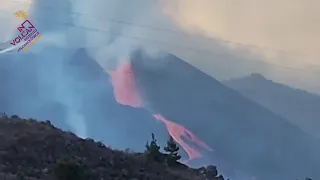 Colapso parcial del cono del volcán en La Palma que deja expuesta una gran fuente de lava