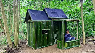 Camping hujan deras || Membangun shelter bambu sederhana di pinggir sungai