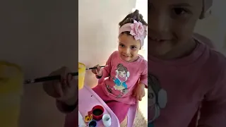 Sophia brincando de pintar