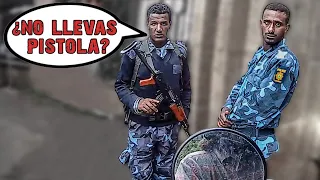 ¿No llevas pistola? | África #175 | Vuelta al Mundo en Moto