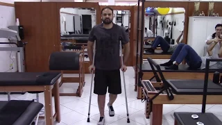 Treino de Marcha com Muletas Axilares CARGA PARCIAL - Clínica de Fisioterapia Dr. Robson Sitta